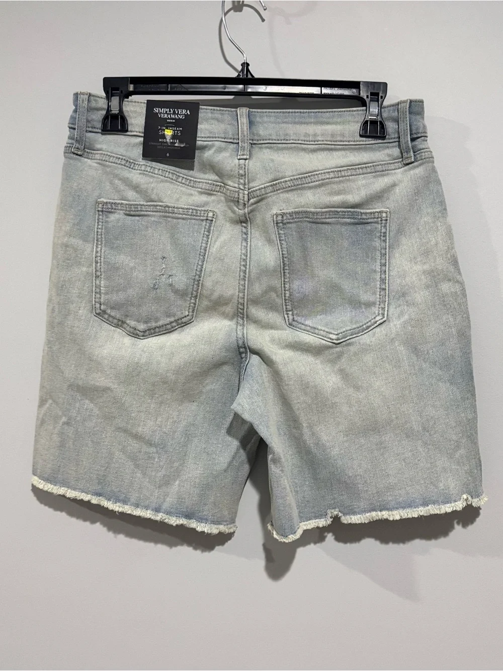 NWT Sipmly vera vera wang Light Wash Denim Frayed Hem Women’s Shorts Size 6